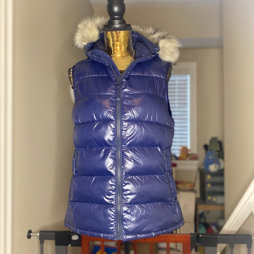 Gap shiny vest